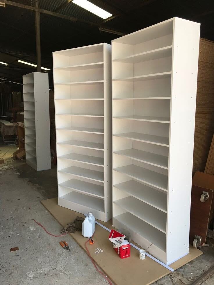 Bibliothèque moderne à plusieurs niveaux