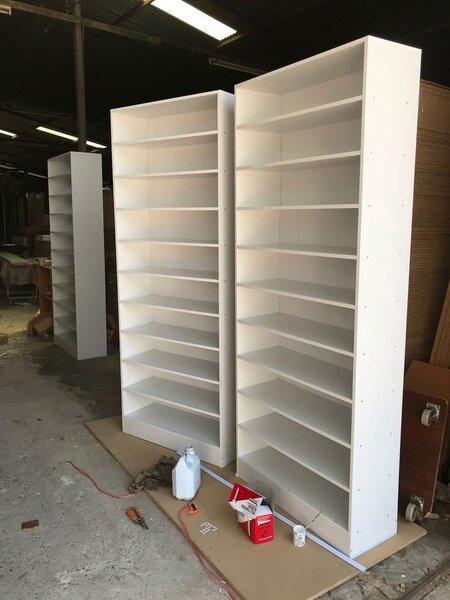 Bibliothèque moderne à plusieurs niveaux