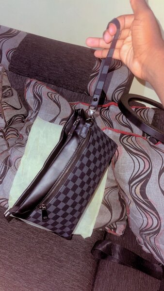 Pochette en cuir à carreaux