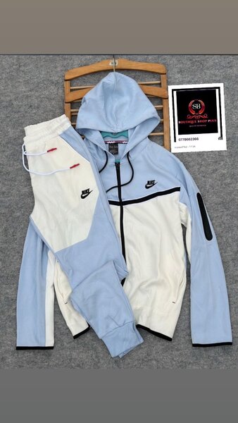 Complet  nike tech authentique avec sa boîte