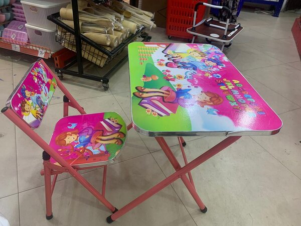 Kid's learning table and chair