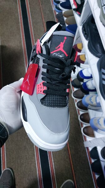 NIKE AIR JORDAN 4 RETRO