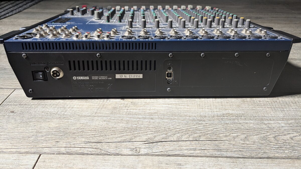 Table de mixage Yamaha MG166cx