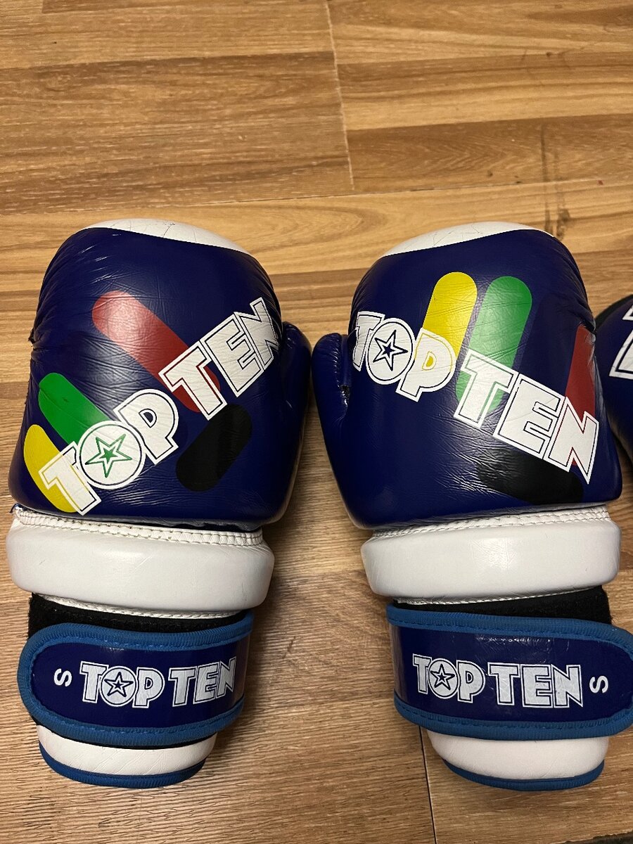 Футы и перчатки