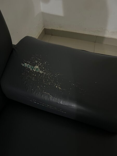 Canapé en cuir usé