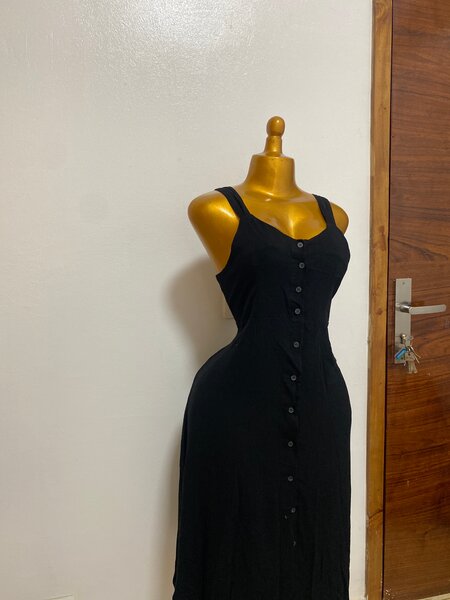 Robe noire boutonnée élégante