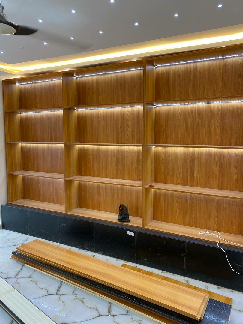 Wardrobe/Productshelves/TV con