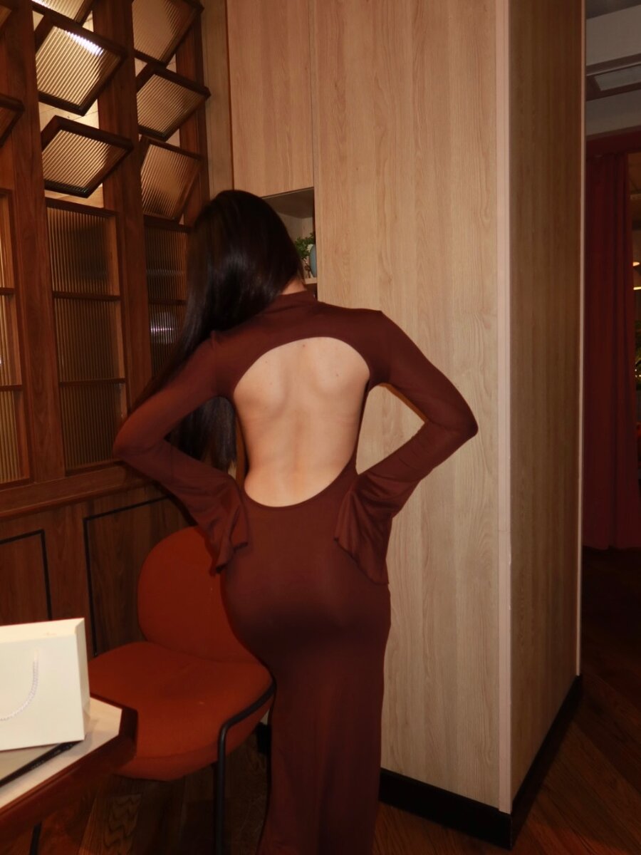 Элегантное платье с открытой спинкой