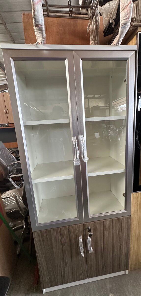 Armoire vitrée en bois élégante