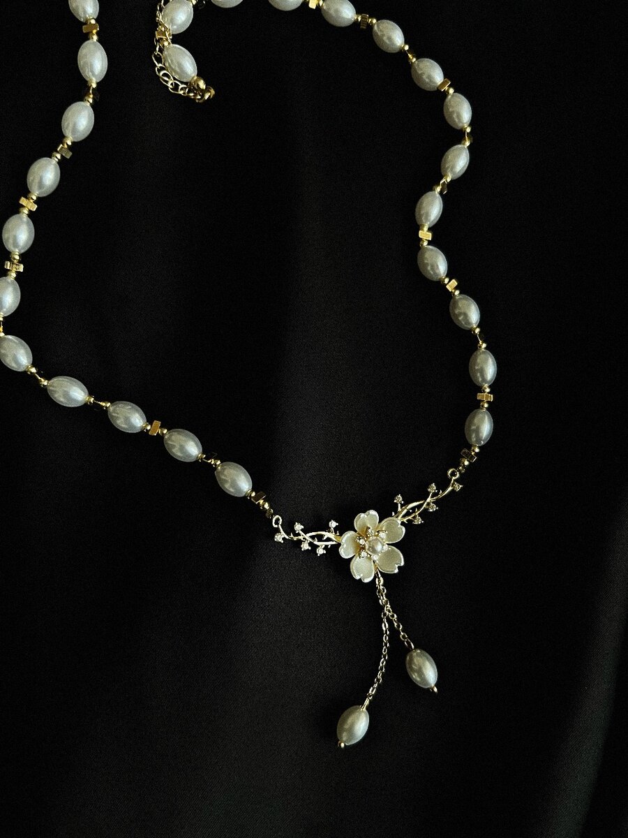 Золотое ожерелье с цветком