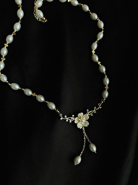 Золотое ожерелье с цветком