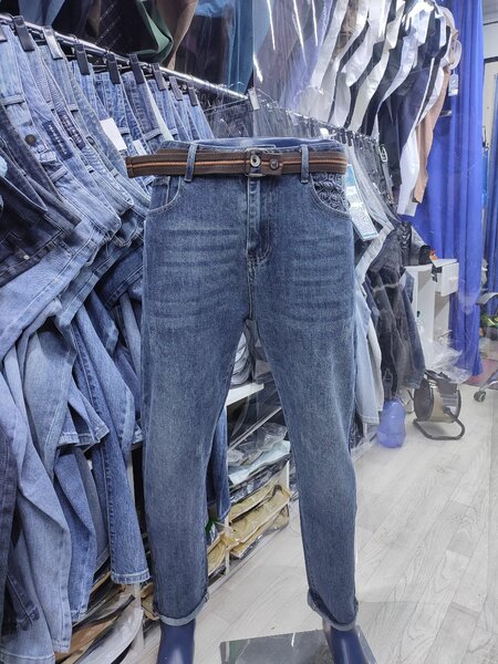 Джинсы полу завуженный