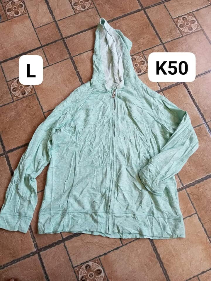 white sweatshirt with zipper l