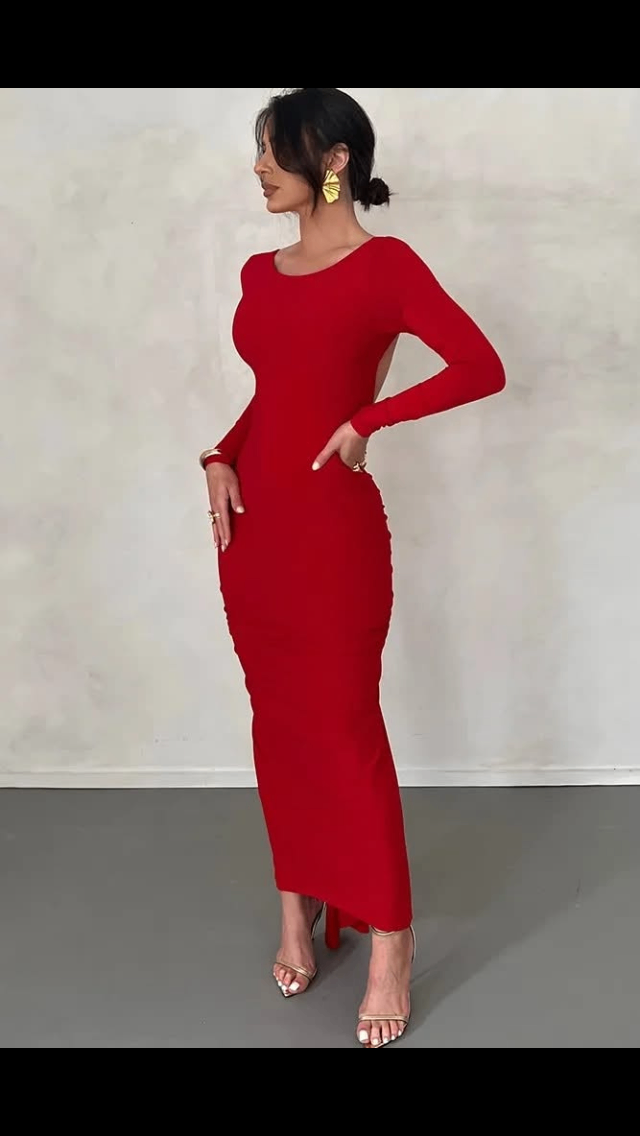 Robe rouge longue dos nu élégante