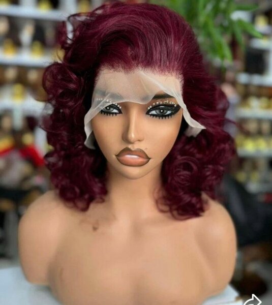 Perruque bordeaux bouclée