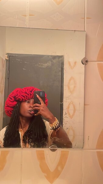 Chapeau en laine rouge élégant