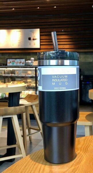 Vacuum insulated mug with straw