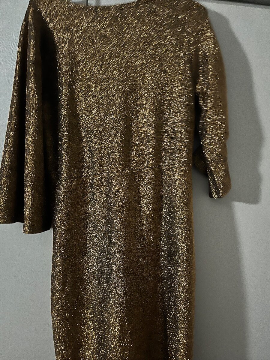 Robe à paillettes dorées
