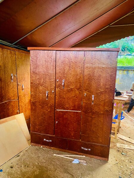 Armoire en bois spacieuse