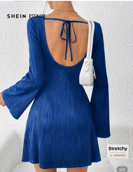 Robe bleue plissée évasée