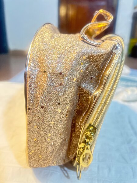 Pochette à paillettes dorées