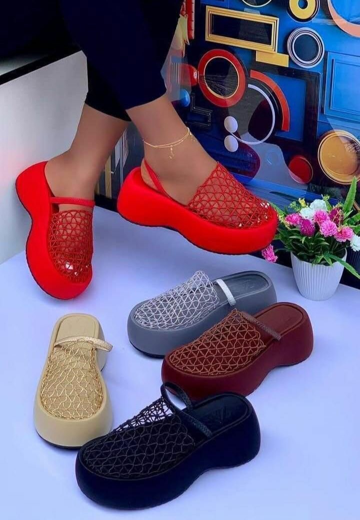 Mules élégantes avec décoration dorée