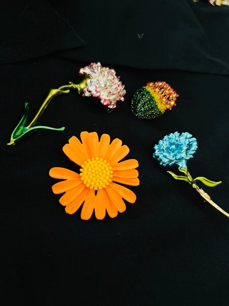 Broches florales et animales
