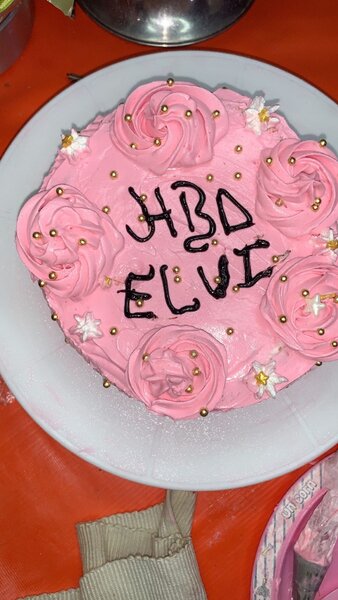 Gâteau d'anniversaire rose