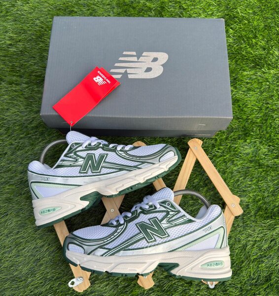 New Balance 2002R Sneakers