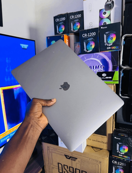 Apple MacBook Pro 2019 i7 Retina Display..
