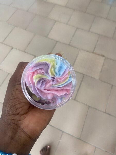 Mousse corporelle arc-en-ciel