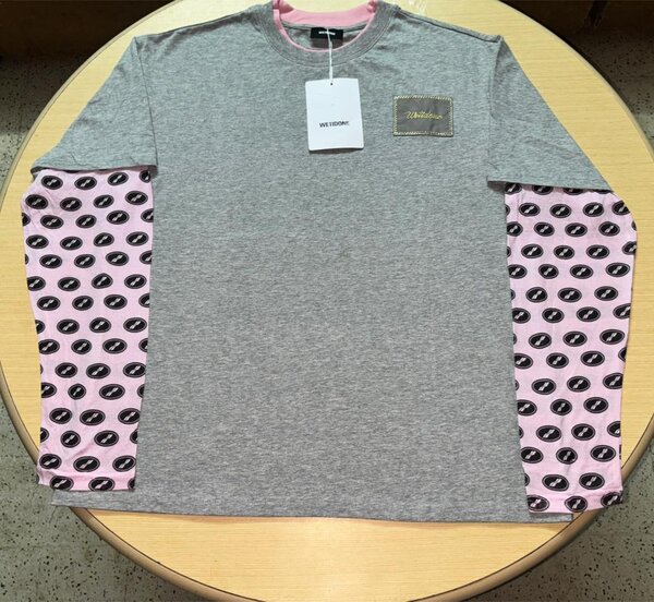 T-shirt gris à motifs