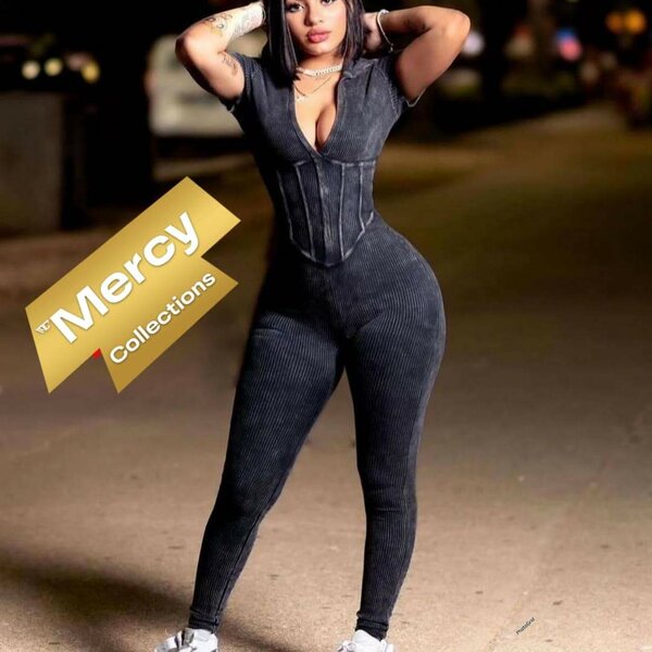 Combinaison moulante noire femme