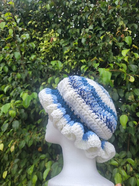 Crochet ruffle hat ( 2-tone)
