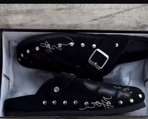 Sabots noirs tendance avec ornements