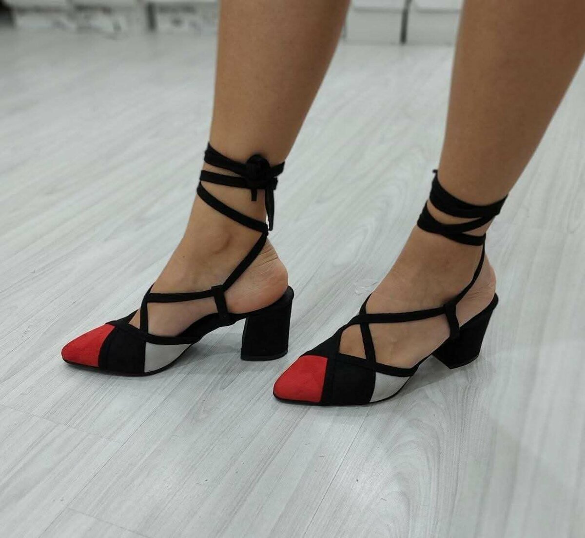 Sandales à talons rouge et noir