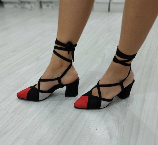 Sandales à talons rouge et noir