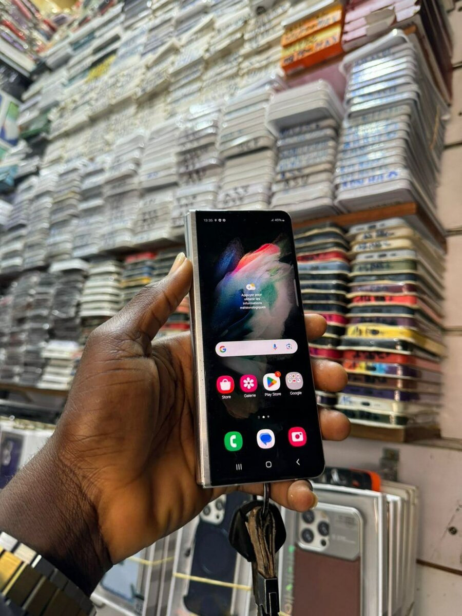 Galaxy z fold 3 256 giga mémoire interne et 12 giga ram tout