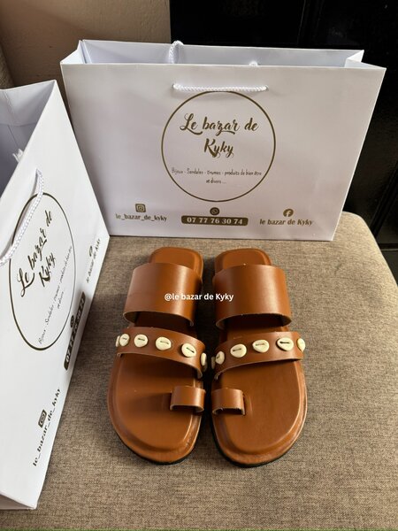 Sandales en cuir avec cauris