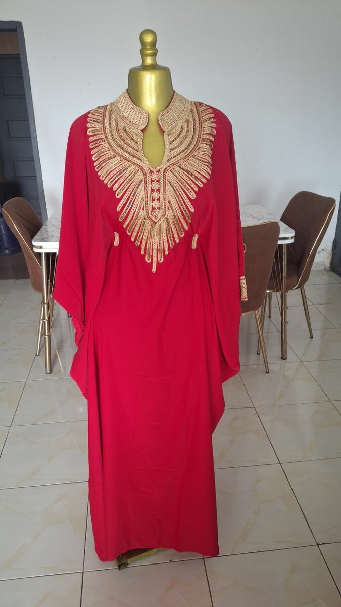 Caftan rouge élégant pour femme