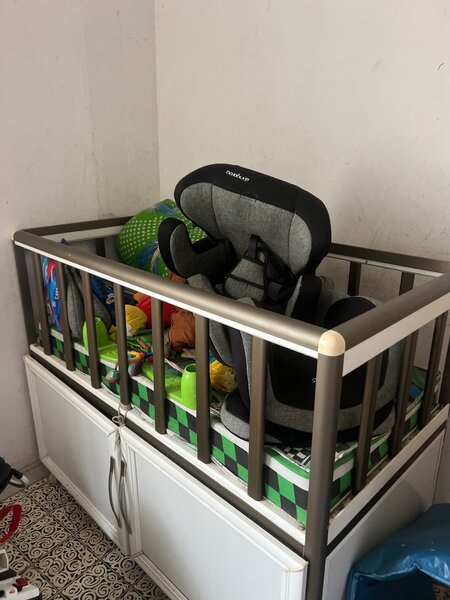 Lit de bébé avec rangement