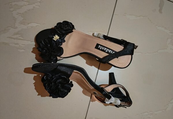 Sandales noires fleuries élégantes