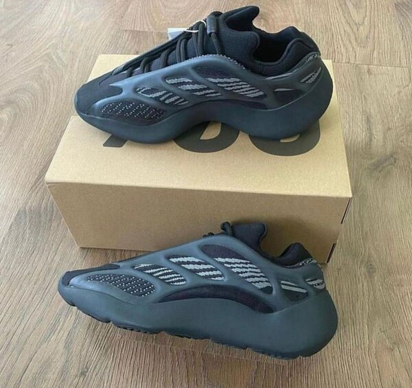 Adidas Yeezy boost 700 v3