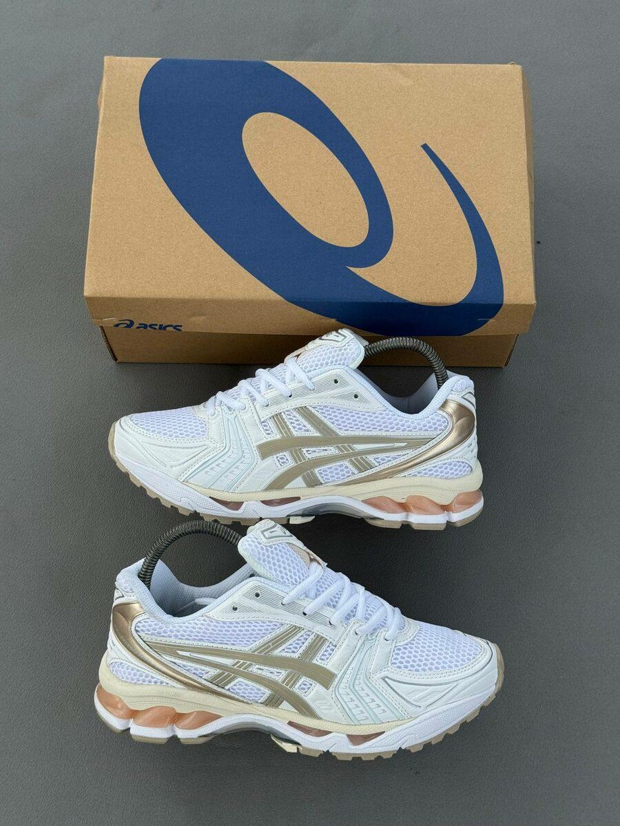 Chaussures de sport blanches et dorées