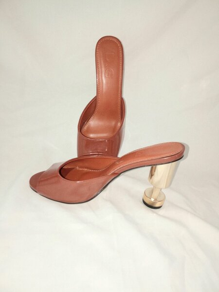 Mules à Talon Doré Élégantes