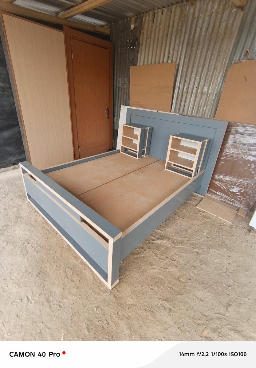 Lit moderne avec tables de chevet