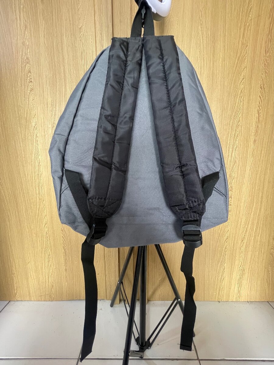 Sac à dos Eastpak gris moderne