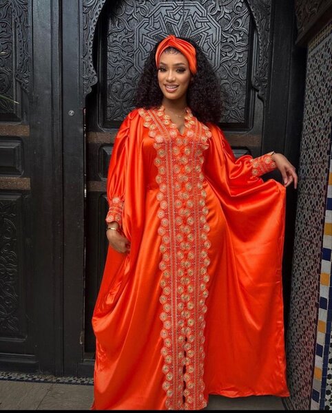 Robe caftan élégante en satin