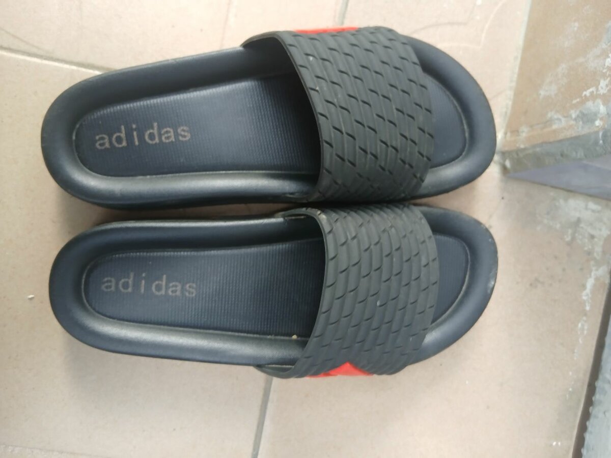 Tongs de piscine adidas confortables