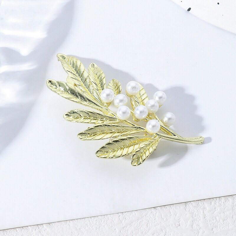 Broche élégant perles dorées